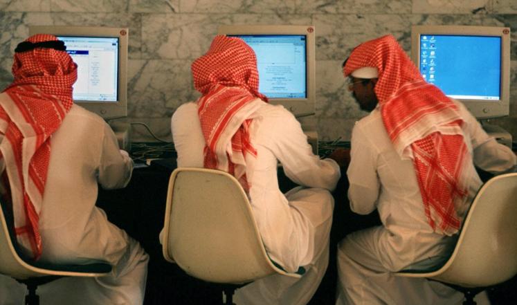 قرار بعقوبة ثرثرة الموظفين السعوديين يثير جدلا واسعا بتويتر