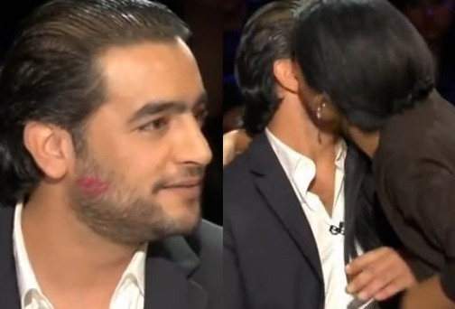 فتاه تقبل الفنان هاني سلامه في برنامج على الهواء مباشره