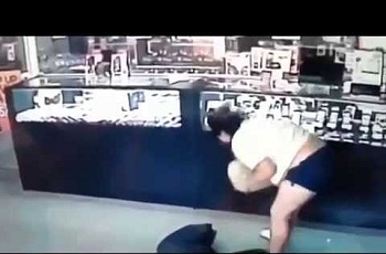 شاهد فتاة تسقط ملابسها وهي تسرق محل مجوهرات