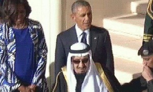شاهد الملك السعودي يكسر البروتوكول ويذهب تاركا اوباما وزوجته !!