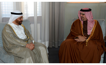 ولي عهد البحرين يلتقي السفير الاماراتي بالمنامه ويؤكد عمق العلاقات البحرينية الاماراتية