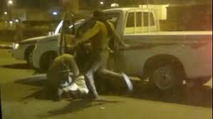 شاهد شرطي سعودي يضرب مواطن ويعتلي راسه وجسمه بطريقه مهينة